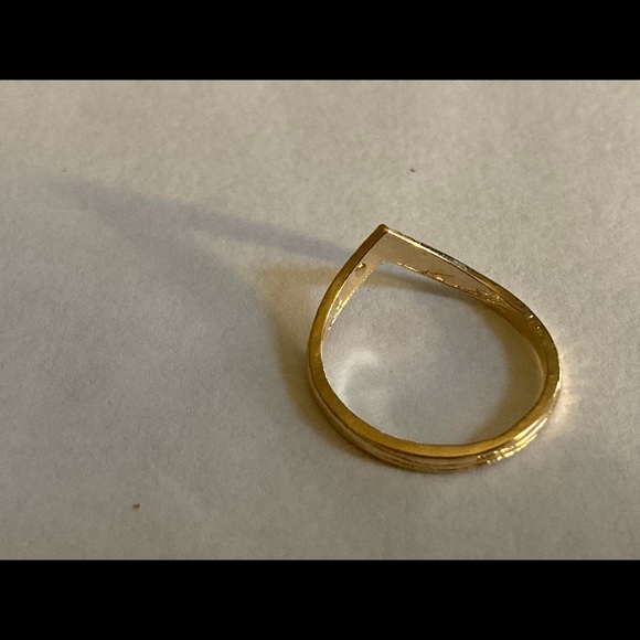 Gold color costume jewelry, V design, Ring - Picture 3 of 7